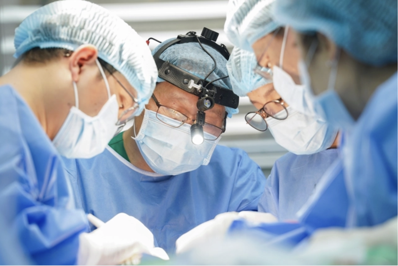 Phẫu thuật bóc tách khối u sợi thần kinh gần 1 kg, trả lại gương mặt cho chàng trai trẻ